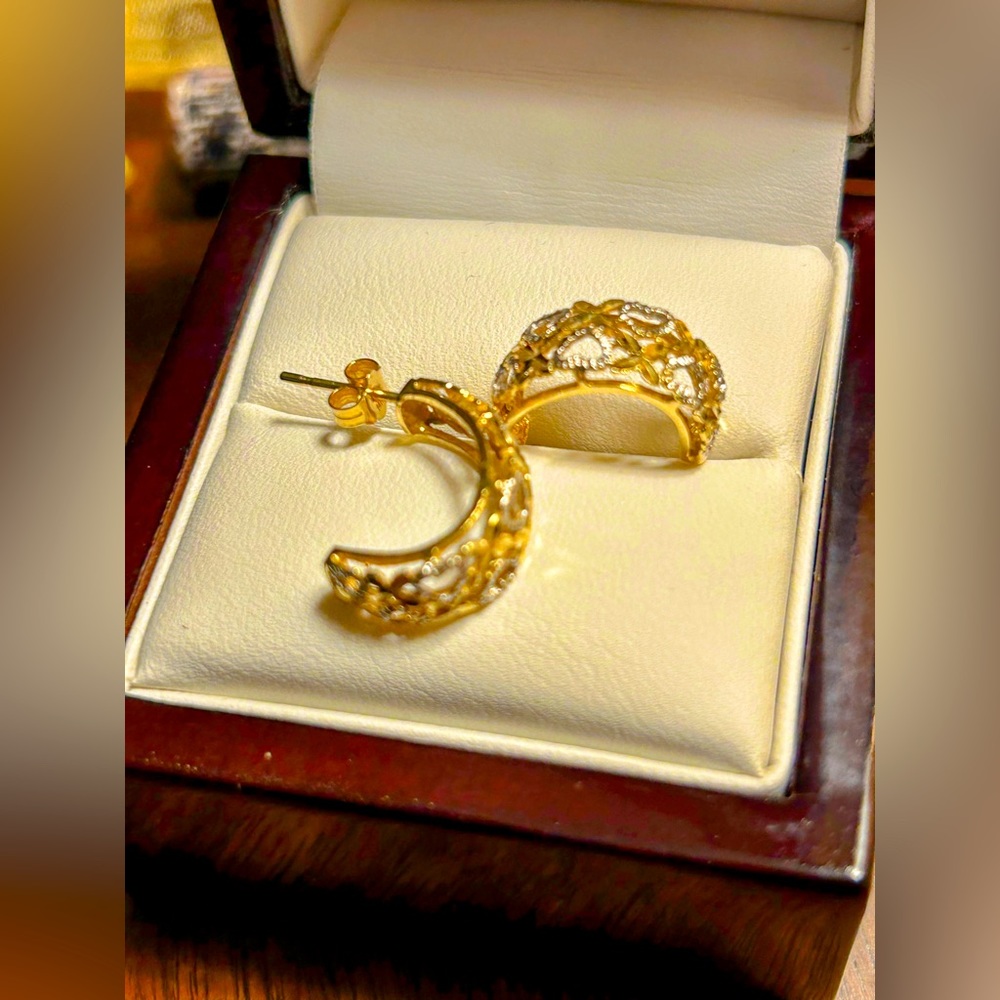 10 karat gold, pierced earrings with filigree design with hearts.